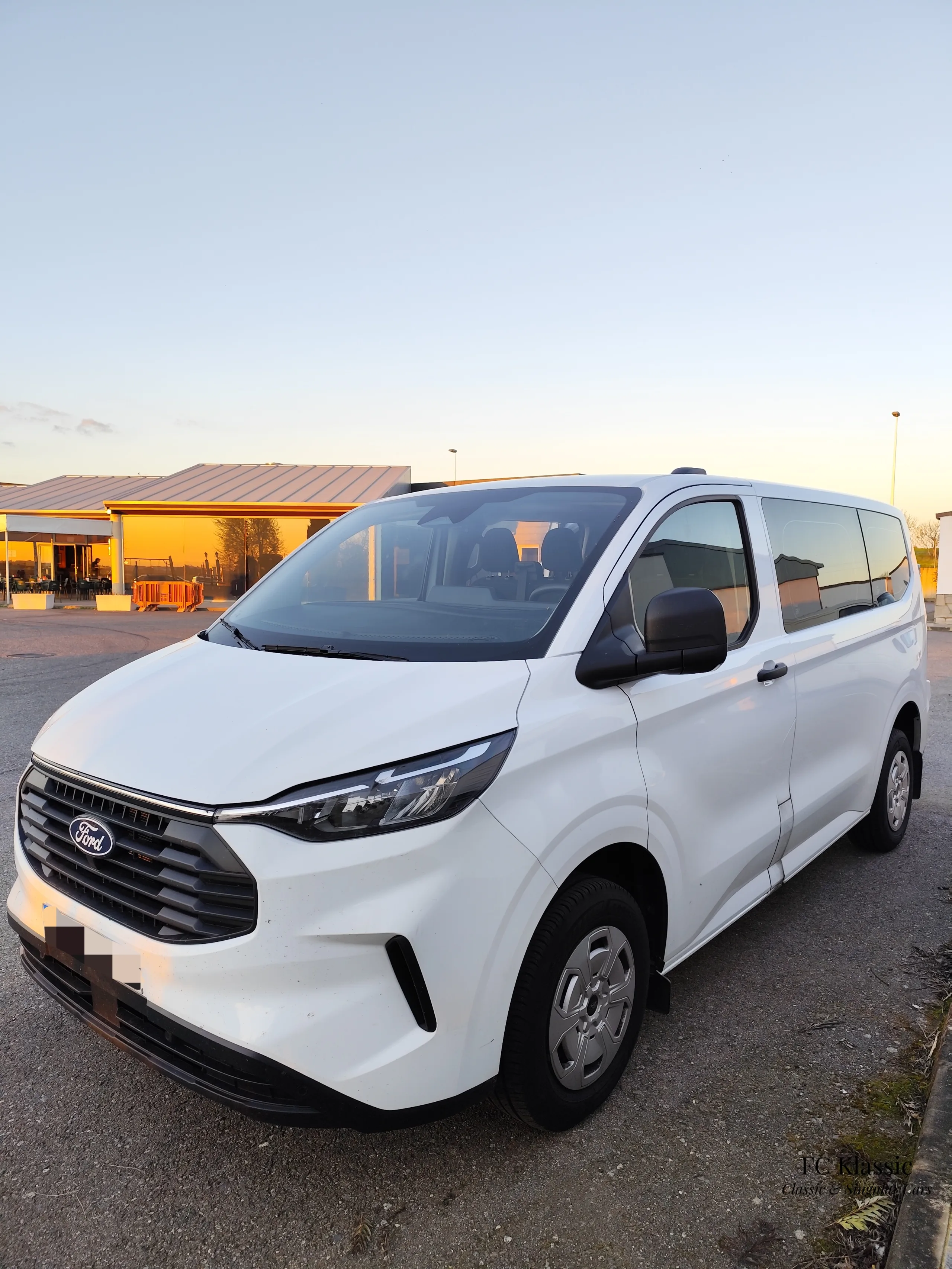 Ford Transit Custom 2.0Tdci 150cv Kombi 9 p — 15.000 km — 2.000cc Diesel — 150 CV — Mérida, España
