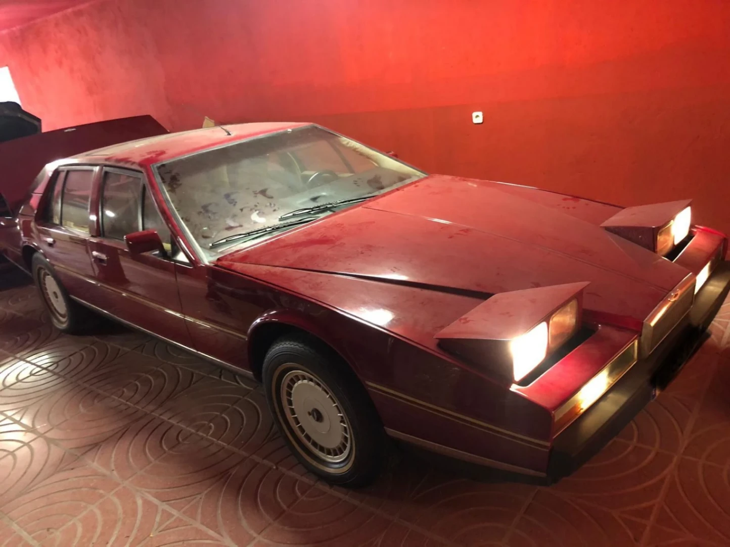 Aston Martin Lagonda 5.3 v8 Serie II — 43.000 km — Gasolina 8 cilindros 5340cc — 310 CV — Madrid, España