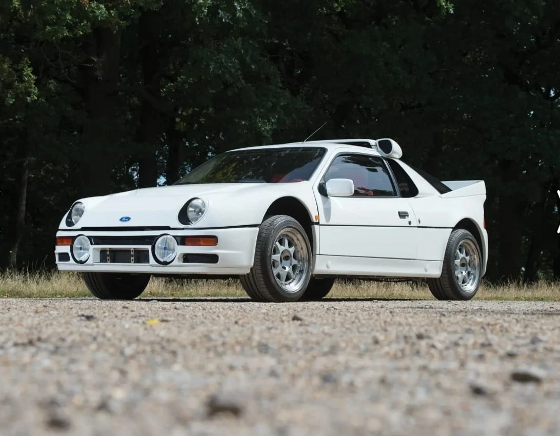 FORD Rs200 S de 1986 — 4.418 km — DOHC , 4 CILINDROS EN LINEA , 1803 cc TURBO — 350 CV — España.